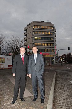 Sparkasse-Vorstandsvorsitzender Stefan Siebert (rechts) und sein Stellvertreter Dieter Kraft vor dem Gaggenauer Beratungszentrum, das ein Werk des legend�ren Gaggenauer Architekten Karl Kohlbecker ist. Foto: StVw 