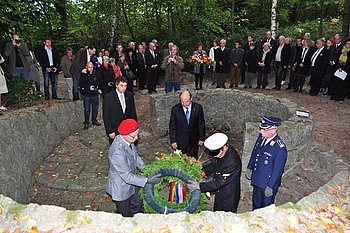 Ergreifender Moment: Kranzniederlegung beim Denkmal �Im Erlich�. 