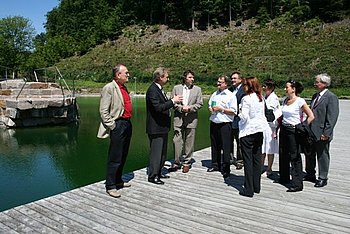 Bei seinem Besuch in Gaggenau �berzeugte sich Landrat J�rgen B�uerle von der Sch�nheit des gr��ten Naturbades S�ddeutschlands, des Waldseebades. 