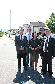 B�rgermeisterin Brigitte Sch�uble dankte Norbert K�rner von SWARCO-Dambach  f�r zehn kostenfreie Musterleuchten