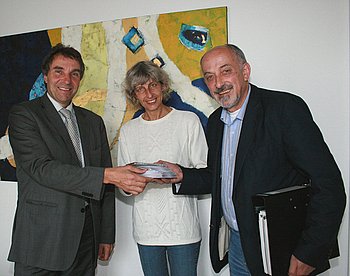 Der Fotograf Gaggenaus, Slobodan Mandic, �berreicht Oberb�rgermeister Christof Florus und Stadtarchivleiterin Karin Hegen-Wagle seine Bildersch�tze in DVD-Form. Foto: StVw 
