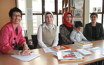 Die Initiatorinnen von der Stadtverwaltung, Carmen Merkel (l.) und Bianca<br />
Grittmann (r.), zusammen mit den beiden B�rgermentorinnen Elif K�pr�c� (2.v.r.) und<br />
Sahinur G�kay . Foto: StVw<br />
