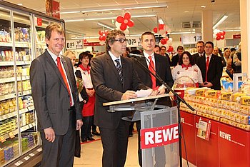 Oberb�rgermeister Christof Florus er�ffnet das neue Murgtal-Center. Rechts im Bild der Leiter des Gaggenauer REWE Marktes, Jan Klingenberg. Foto: StVw