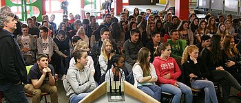 125 Achtklssler der Realschule Gaggenau trafen sich im Foyer der Schule, um mehr ber Kommunalpolitik zu erfahren. Foto: StVw<br />
