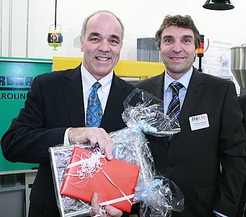 Oberbürgermeister Christof Florus mit PolyOne-President Steve Newlin. Foto:StVw Oberbürgermeister Christof Florus mit PolyOne-President Steve Newlin. Foto:StVw