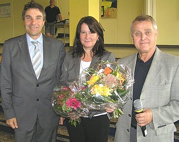 Oberb�rgermeister Christof Florus dankte Schulamtsdirektorin Anja Bauer und Schulleiter Josef Tritsch mit Blumen f�r ihren gro�en Einsatz. 