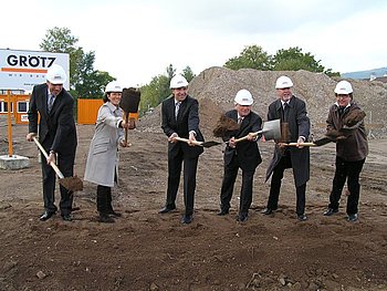 Auf los geht�s los: Der Startschuss f�r den neuen Raiffeisenmarkt ist gegeben. 