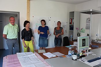 F�hlen sich wohl an ihrer neuen Wirkungsst�tte im Haus Elisabeth: Mitarbeiterinnen der st�dtischen Hochbauabteilung mit B�rgermeisterin Brigitte Sch�uble und Leiter Ralf Burghardt. Foto: StVw<br />
