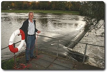 Rettungsring h�ngt f�r den m�glichen Ernstfall an gef�hrlicher Murgstelle aus