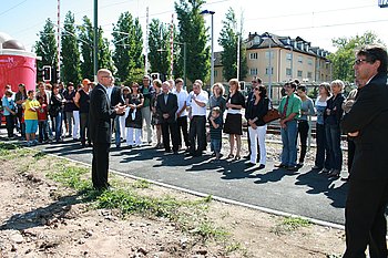 Das Richtfest stie� auf eine starke Resonanz. Mit von der Partie waren auch die k�nftigen Mieter. Foto: StVw