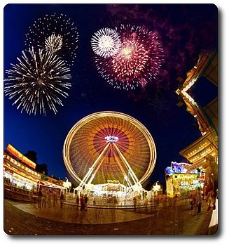 Riesenrad und Feuerwerk bei der Gaggenauer Herbstmesse.