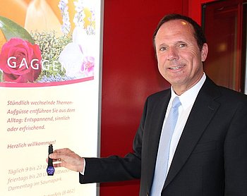 Gesch�ftsf�hrer Wolfram Zahnen zeigt den Chip, mit dem in Zukunft alles im Rotherma geht. Foto: StVw