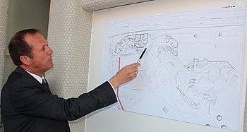 Rotherma-Geschftsfhrer Wolfram Zahnen zeigt auf dem Plan, wo der erweiterte Saunabereich sein wird. Rechts und in der Mitte sind die bestehenden Rotherma-Bauten zu sehen. Fotos: StVw