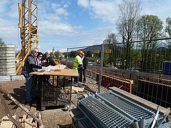 Den k�nftigen Rotherma-Knoten im Blickpunkt: B�rgermeisterin Brigitte Sch�uble mit Vertretern des Regierungspr�sidiums. Foto: StVw