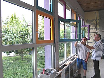 Farbenfroh wurden die Fenster beim st�dtischen Sommerkindergarten in H�rden gestaltet. Foto: StVw