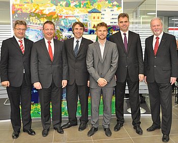 Oberb�rgermeister Christof Florus und Architekt Michael Stoz umgeben vom Sparkassen-Vorstandsmitglied Lothar Volle, Verwaltungsratsvorsitzenden Karsten Mu�ler, Vorstandsvorsitzenden Stefan Siebert und dessen Stellvertreter Dieter Kraft (v.l.n.r.). Foto: Mandic