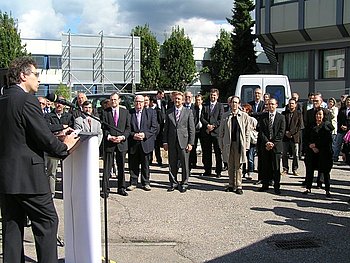 Zahlreiche Ehreng�ste wohnten dem Festakt in der Theodor-Bergmann-Stra�e bei.