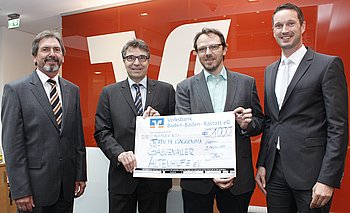 Gaggenauer Altenhilfe-Geschftsfhrer Peter Koch (Zweiter von rechts) nahm die Spende entgegen. Foto: StVw