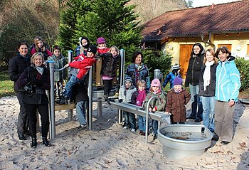 Auch wenn das Wasser jahreszeitlich bedingt noch nicht flie�t, so freuen sich die Kinder doch jetzt schon auf ihren neuen Wasser-Matsch-Spielplatz im Kurpark. Foto: StVw