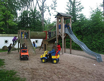 Zu sehen ist ein Foto vom Spielplatz Kindergarten St. Marien mit Spielger�ten.