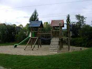 Zu sehen ist ein Foto vom Spielplatz Oskar-Scherrer mit Spielger�ten.