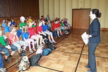 B�rgermeisterin Brigitte Sch�uble hei�t die Kinder des 