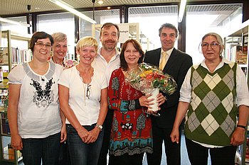 Die Verantwortlichen der Stadtbiliothek Gaggenau mit den ehrenamtlichen Helferinnen Zohreh Karimi, Martina Pommerening und Roswitha Kyre (vordere Reihe v.r.n.l.). Foto: StVw