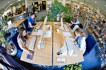 Die Stadtbibliothek empf�ngt ihre G�ste in einem freundlichen Ambiente