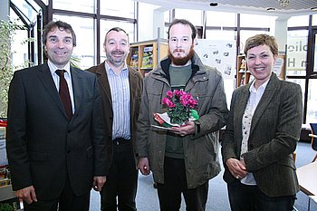 Neben Oberb�rgermeister Christof Florus begr��ten Kulturamtsleiterin Heidrun Haendle und Bibliotheksleiter Ulrich Freist Sven Kl�pping als 10.000ten Leser der Stadtbibliothek Gaggenau. Foto: StVw