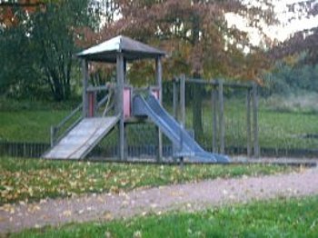 Zu sehen ist ein Foto vom Spielplatz Strau�gasse mit Spielger�ten.