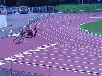 Ende vergangener Woche legten Fachleute letzte Hand bei der neuen Laufbahn des Traischbachstadions an. Foto: StVw