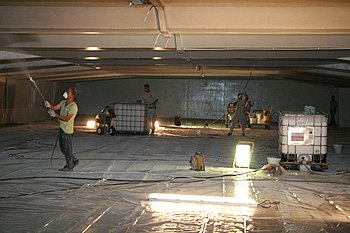 Die Sanierungsarbeiten in der Tiefgarage Murgufer haben mit Beschichtungs- und Malerarbeiten begonnen. Foto: StVw 