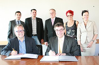 die verhandlungspartner bei der vertragsunterzeichnung