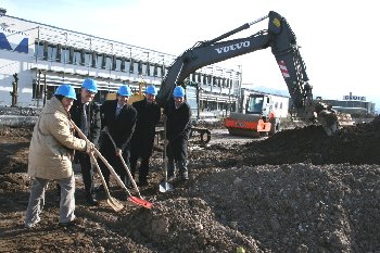 Die Verantwortlichen setzen den ersten Spatenstich zum neuen Toom-Baumarkt in Gaggenau-Bad Rotenfels.