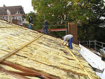 Auf dem Dach des Sulzbacher Vereinsheims geht es derzeit hoch her.