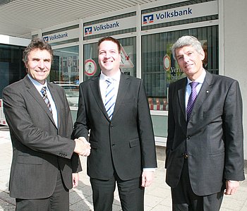 Oberb�rgermeister Christof Florus begr��t Patrick Offermanns. Rechts im Bild Thomas P�rings, Vorstandsmitglied der Volksbank Baden-Baden/Rastatt. Foto: StVw<br />
