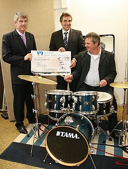 Den Erl�s der diesj�hrigen Tour de Gaggenau will der Musikschulleiter Achim Rheinschmidt (rechts) in ein neues Schlagzeug investieren. Foto: StVw<br />
