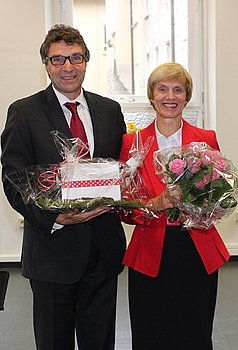 Dank und Respekt zollte Oberb�rgermeister Christof Florus der scheidenden Hans-Thoma-Rektorin Rosemarie W��ner-Schinke. Foto: StVw<br />
