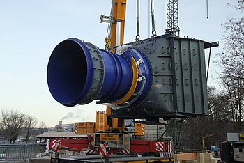 Herzst�ck des neuen Wasserkraftwerkes in H�rden: die 26 Tonnen schwere Kaplan-Rohrturbine. Foto: Stadtwerke