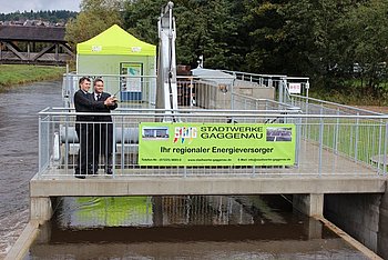 Knopfdruck f�r eine neue Anlage dezentraler und �kologischer Energieerzeugung in Gaggenau: Oberb�rgermeister Christof Florus und Stadtwerkeleiter Paul Schreiner. Foto: StVw