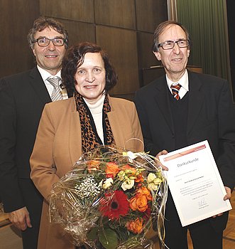 Abschied nach fast 17 Jahren im Gemeinderat: Konrad Weber (r.) mit Ehefrau Gabi und OB Florus. Foto: StVw