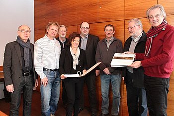 �berreichten der Stadtverwaltung ihre Stellungnahme und �ber 400 Unterschriften gegen Windkraftnutzung in Freiolsheim: die Mitglieder des Runden Tischs Windenergie. Foto: StVw<br />
