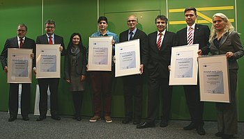 Gemeinsam unterwegs, zum Wohle der Sch�ler und Unternehmen: die Vertragspartner von �Wirtschaft macht Schule�. Foto: StVw