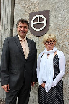 Seit Monatsbeginn Mitarbeiterin des Gaggenauer Rathauses: Wirtschaftsf�rderin Kerstin Wiedemann mit Oberb�rgermeister Christof Florus. Foto: StVw     
