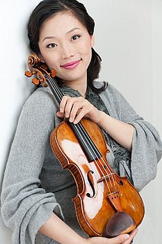 Geigerin Yamei Yu spielt am 30. Dezember in der Jahnhalle. Foto: privat